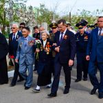 Губернатор Жилкин А.А. посещает мемориал на братской могиле на Старом кладбище